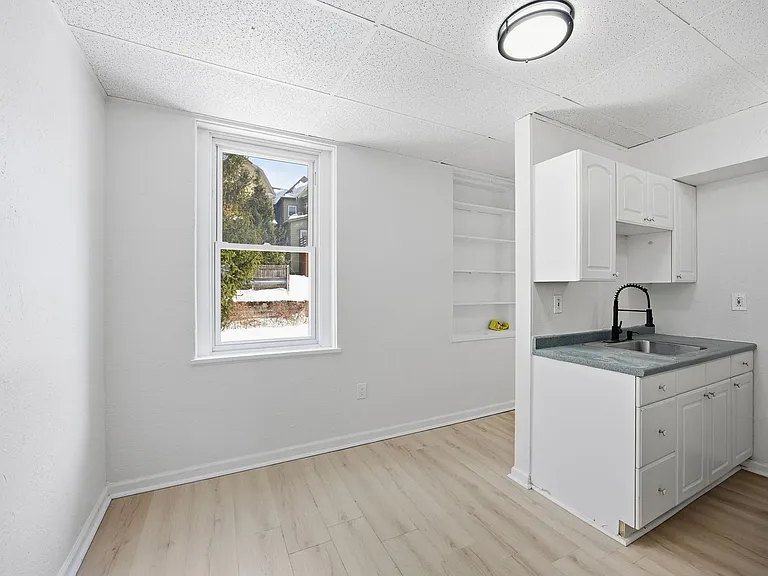 141 Oneida St — Photo 12
