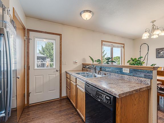 4th image of 365 Lilac St