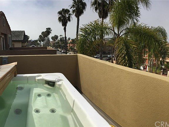 Relax in the 3rd story Jacuzzi with a view to the beach and towards the sunset.