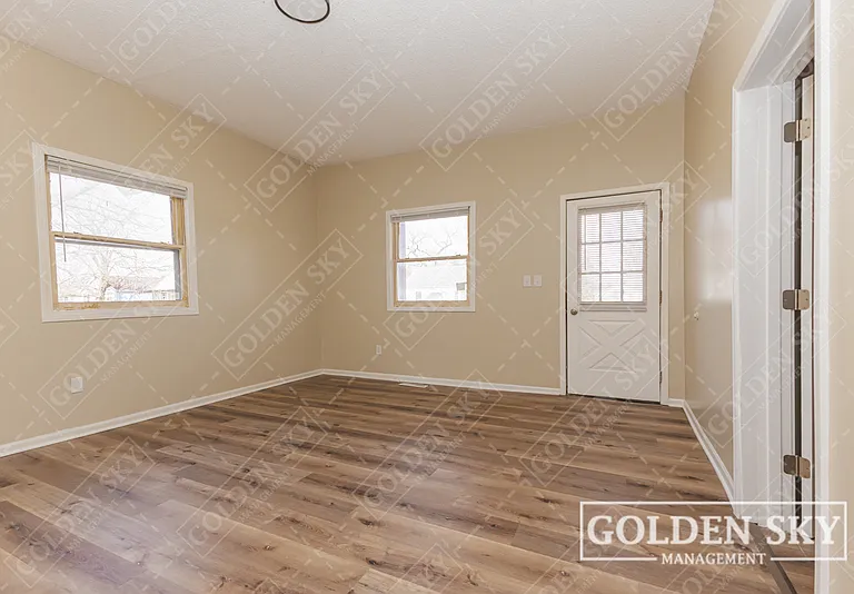 2915 S Vine St — Photo 12