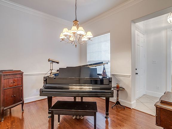 4th image of 8216 Dogwood Ln