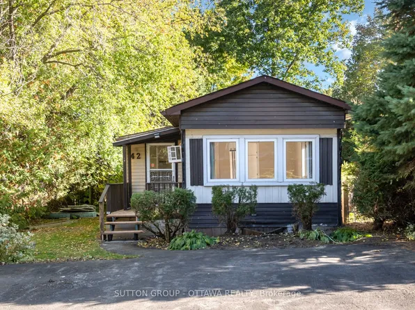 7481 Mitch Owens Rd #42, Ottawa, ON K1G 3N4