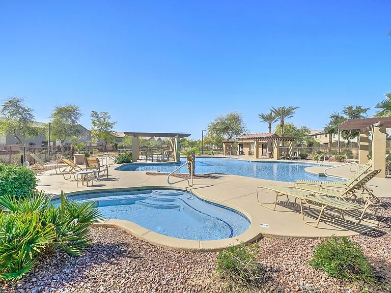 2143 W Marconi Ave — Photo 36
