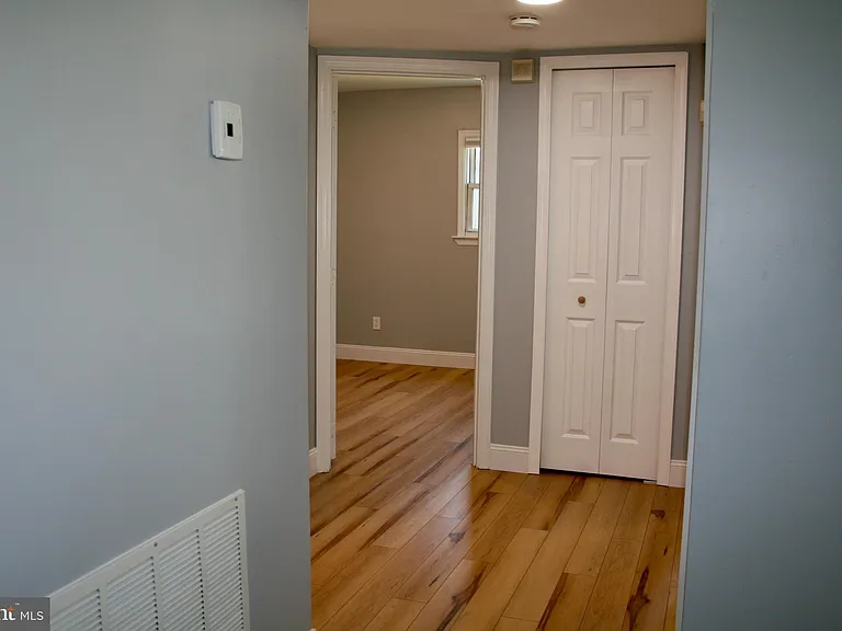 124 Stratford Ave — Photo 10