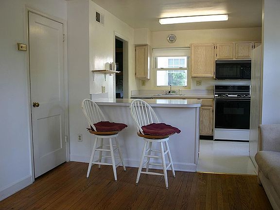 4th image of 1032 S Dinwiddie St