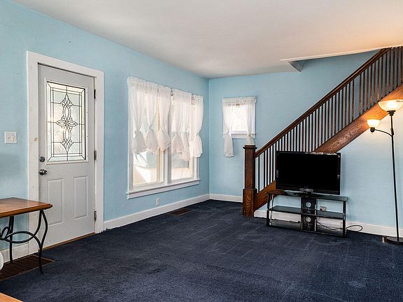 5th image of 300 Burnham St W