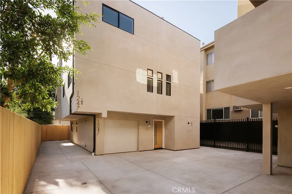 4 bed, 4.5 bath, 1916 sqft, $5,958 — Photo 2