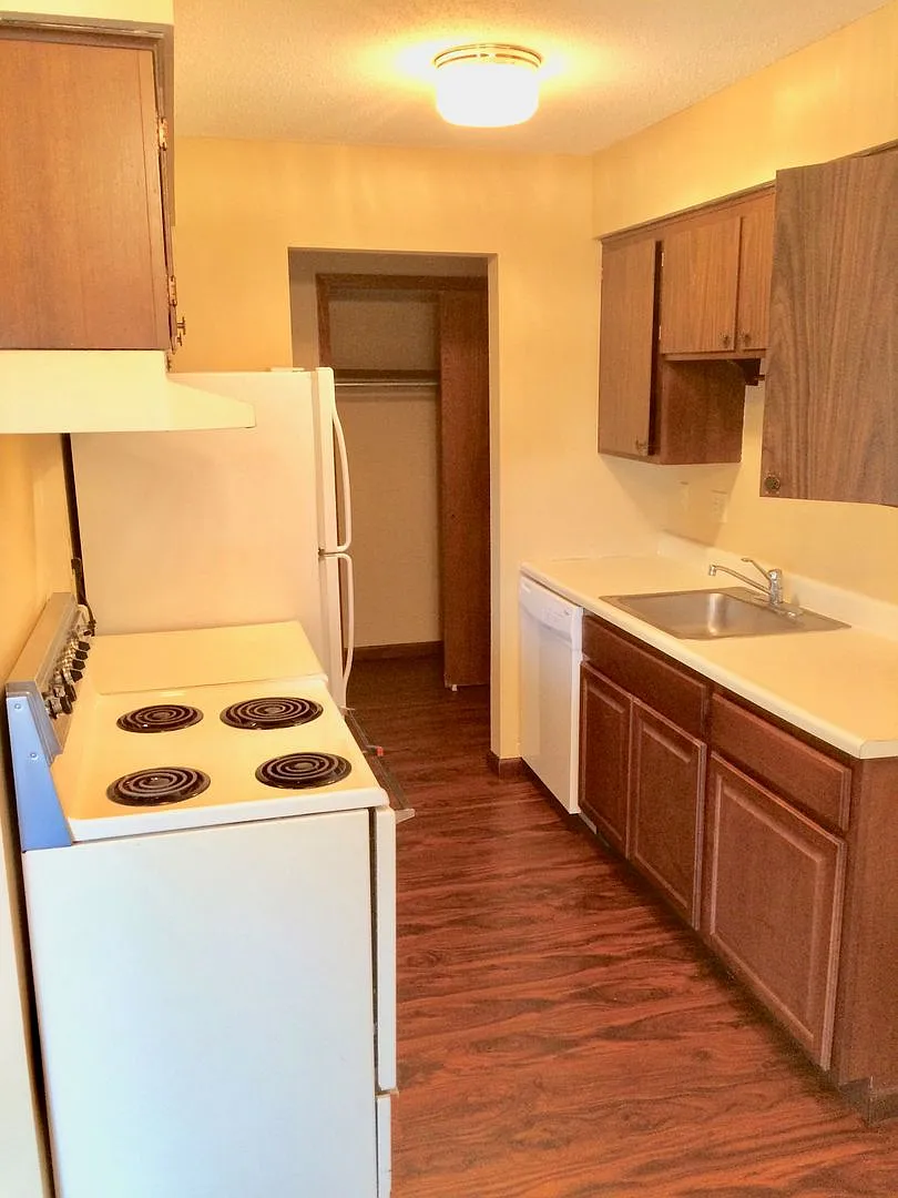 Prime Location + Heat And Water — Photo 4