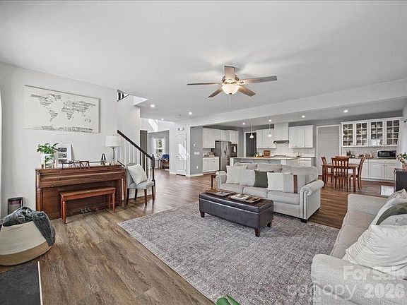 5th image of 213 Candish Ct
