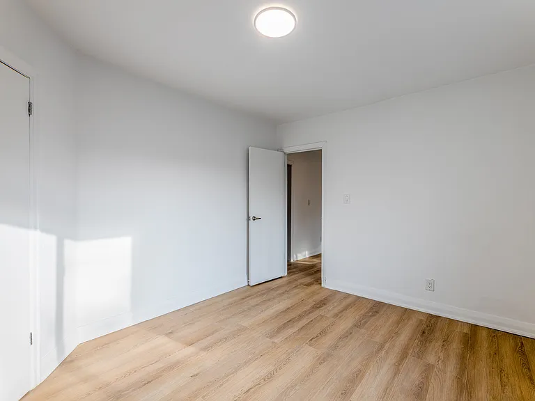 320 Lonsdale Rd — Photo 57