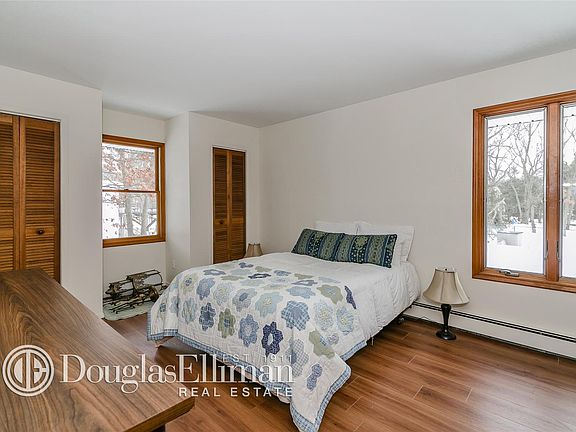 3rd image of 129 Ledgewood Dr
