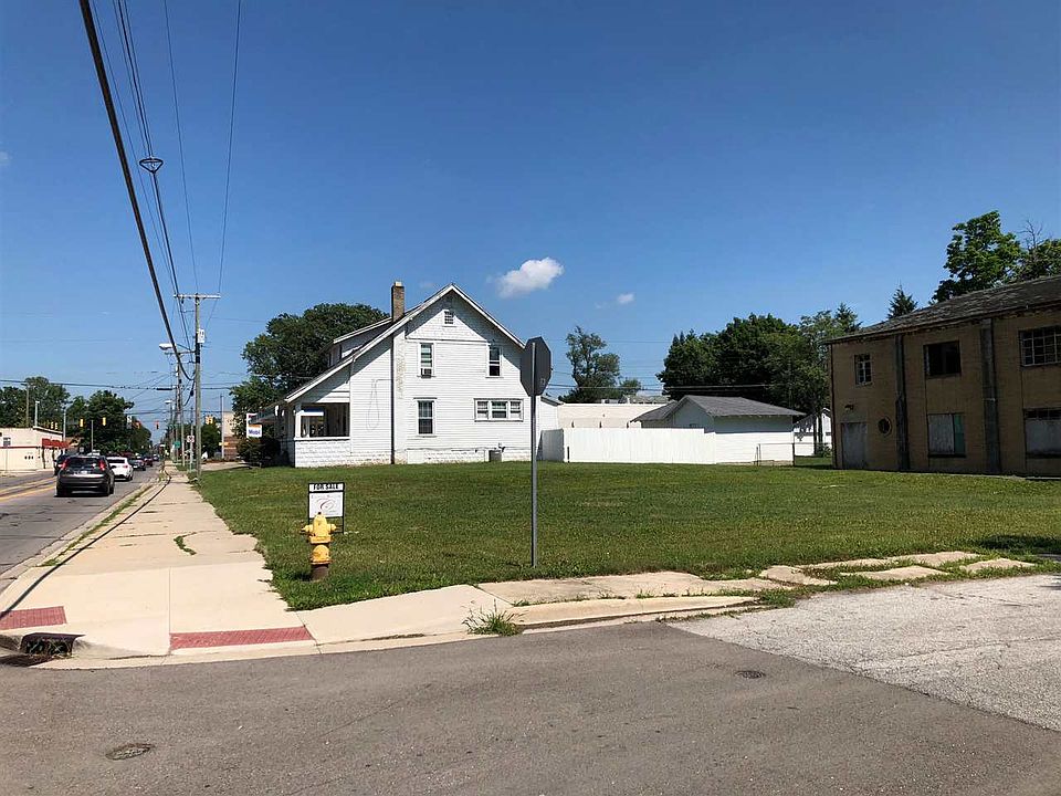 2nd image of 215 W 38th St