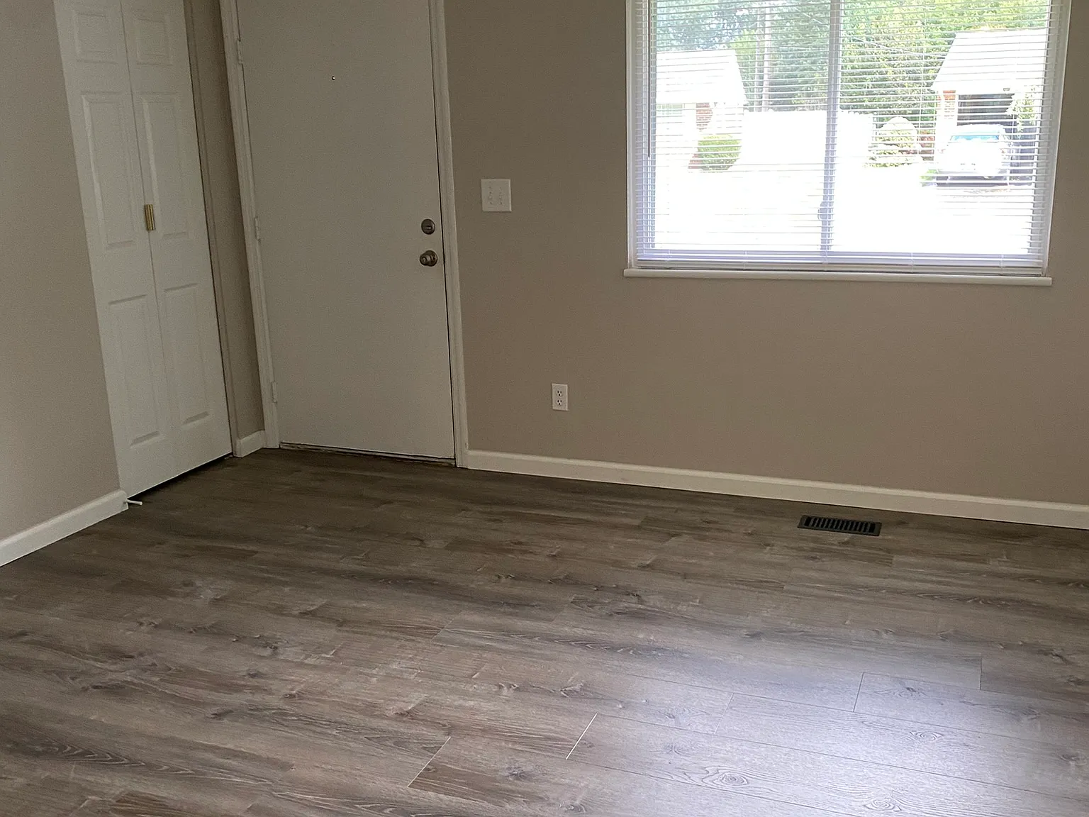 3 bed, 999 sqft, $1,200 — Photo 4