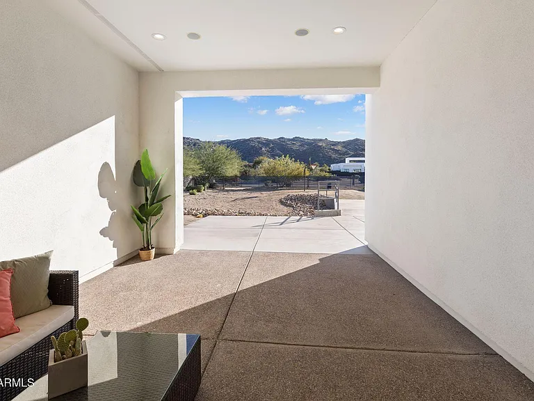 2252 E South Mountain Ave — Photo 2