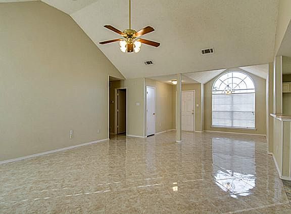 4th image of 920 Valley View Dr