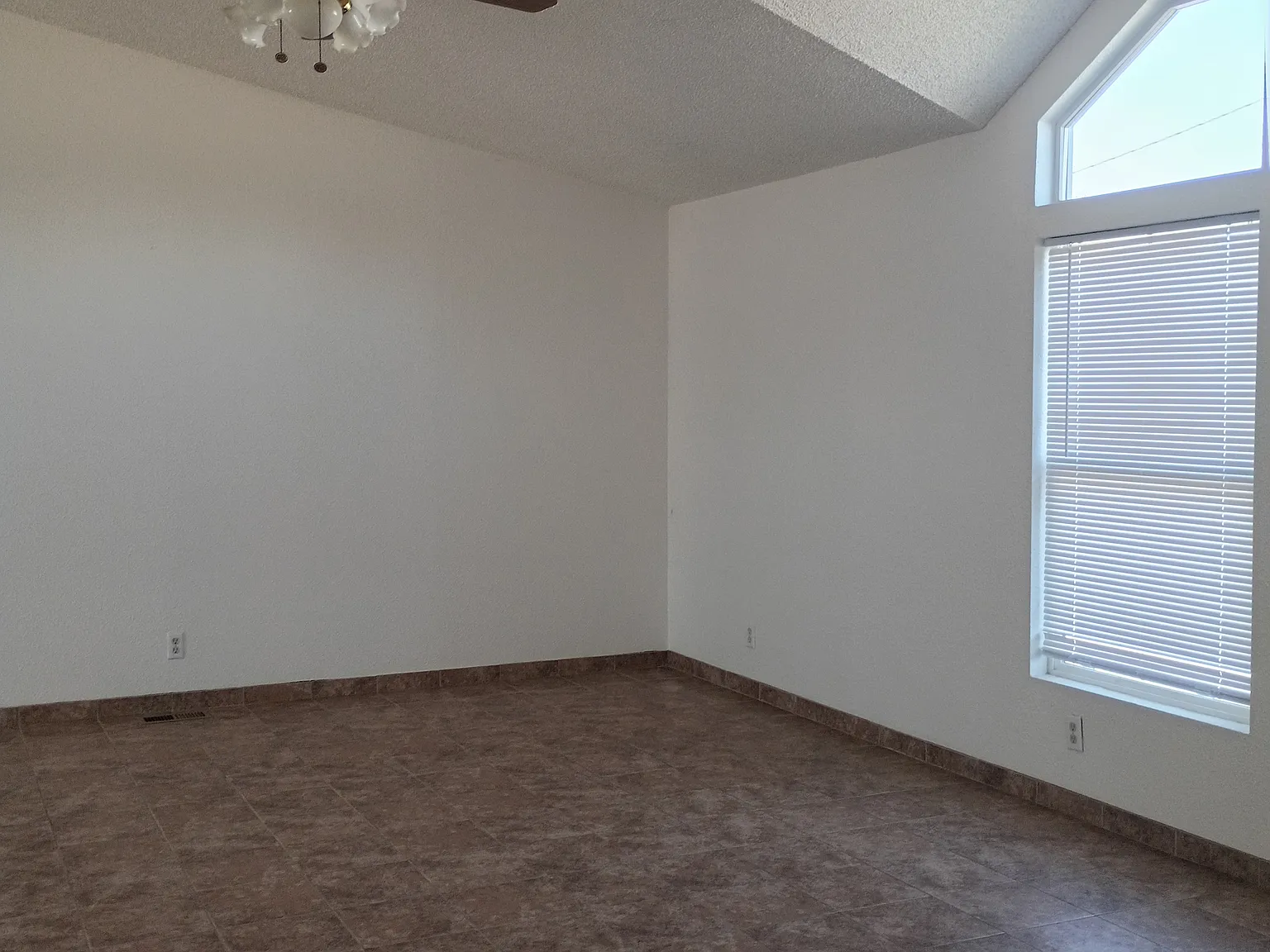 3 bed, 1682 sqft, $2,570 — Photo 4