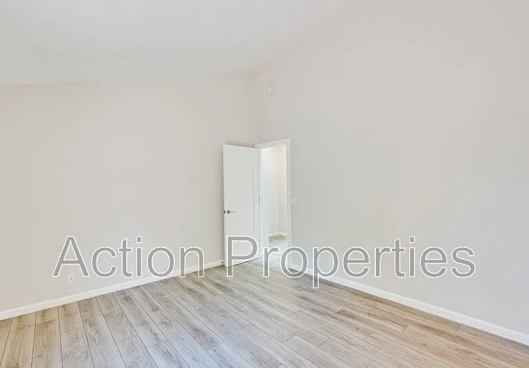 2091 San Luis Ave #8 — Photo 10