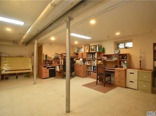 5608 203rd St, Flushing, NY 11364