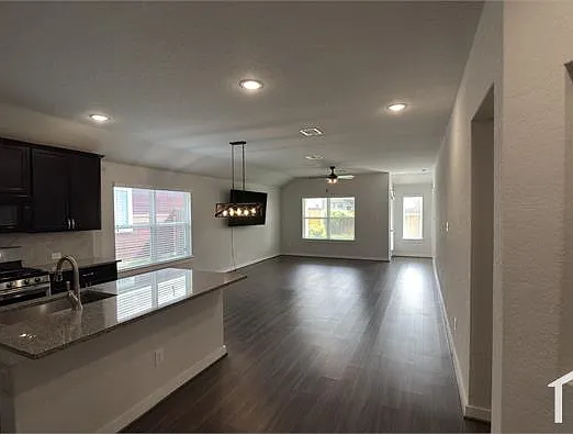 4 bed, 2053 sqft, $2,200 — Photo 4