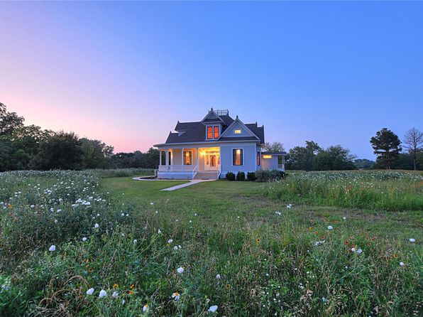 807 Colorado Dr, Smithville, TX 78957