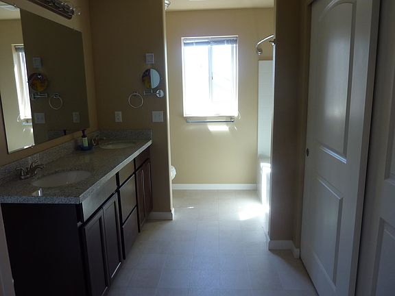 4th image of 809 SE Kinsley Ln