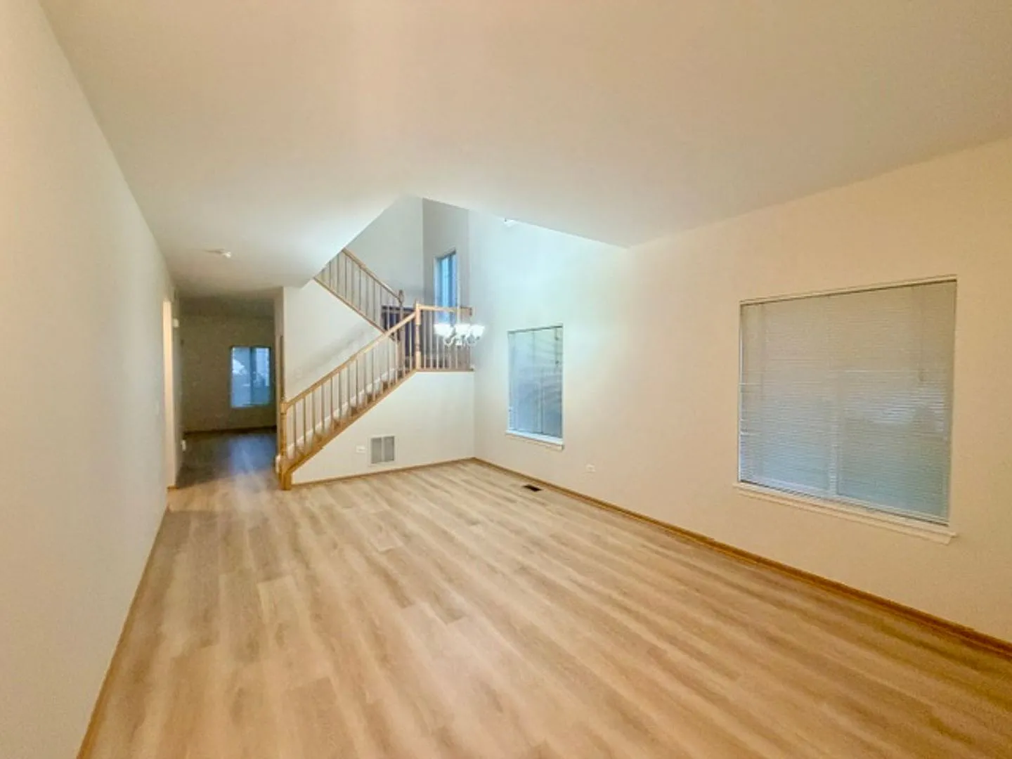 Spacious & Beautiful 3 bedroom home with 2.1 bath. — Photo 2