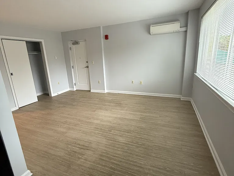 1431 E St NE — Photo 4