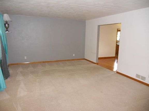 2nd image of 918 Kingsway Ave