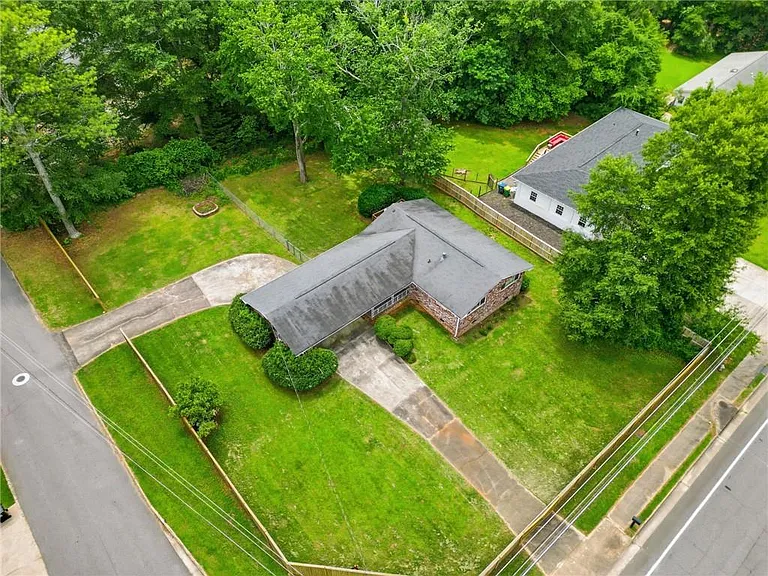 1808 Sandy Plains Rd — Photo 24