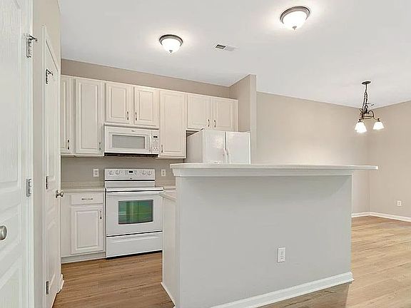 3rd image of 766 Whitetail Creek Way