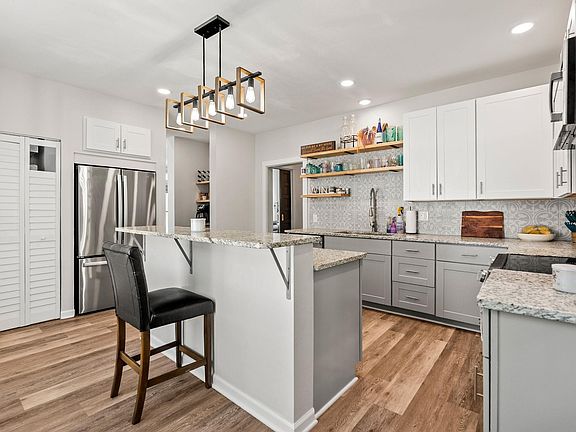 3rd image of 405 Avenue 1 NE