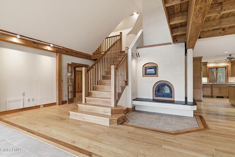 5th image of 165 Vaughn Hill Road