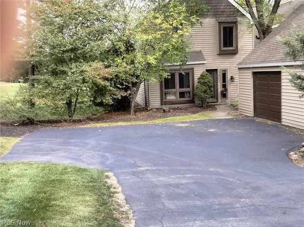 17501 Fairlawn Dr, Chagrin Falls, OH 44023