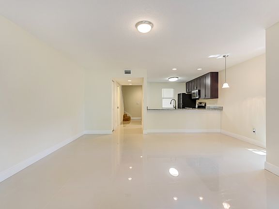 5th image of 6910 Lakeview Ct