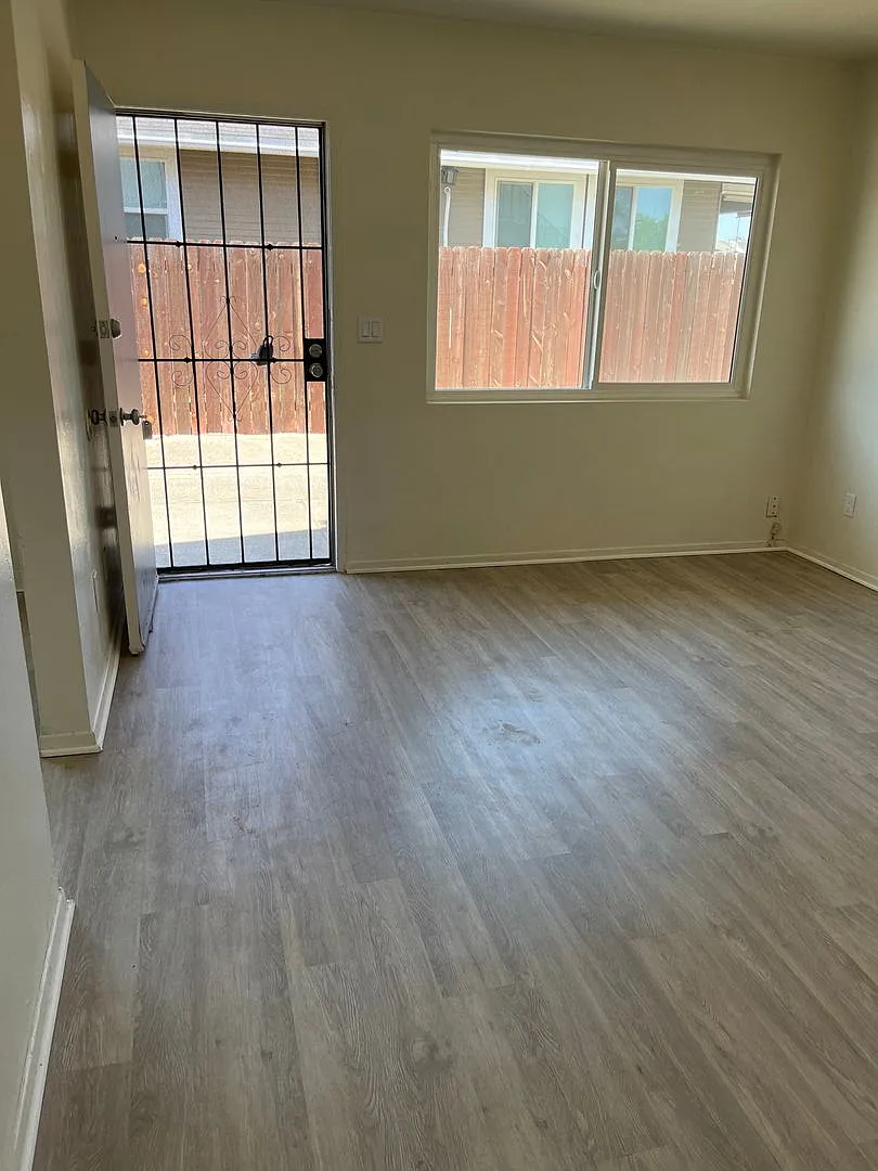 North Park - Large Lower 1br/1ba Unit, Coin Laundry On Site — Photo 4