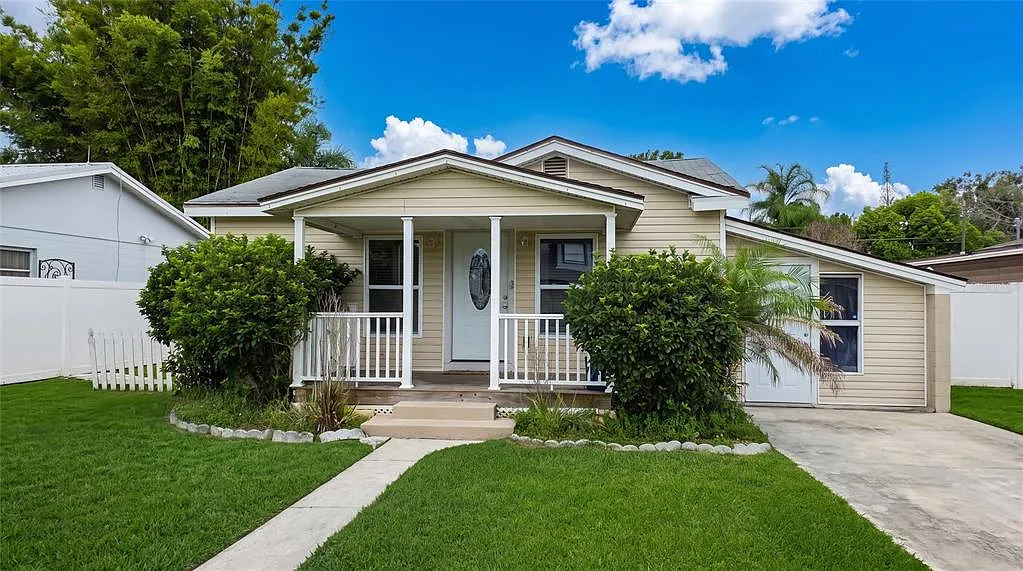 3 bed, 2.0 bath, 1038 sqft, $2,350 — Photo 1