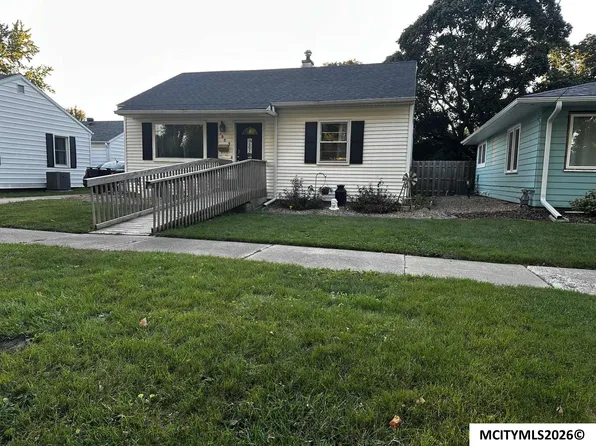 1009 Allison St, Charles City, IA 50616