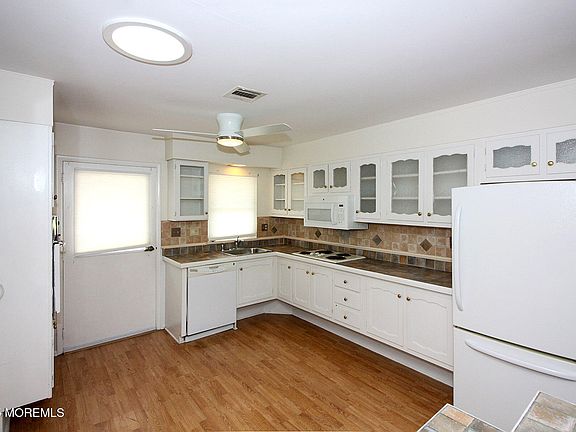 5th image of 392 Picardy Court #B