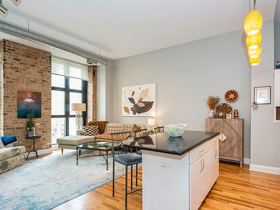 3rd image of 1635 W Belmont Ave APT 320