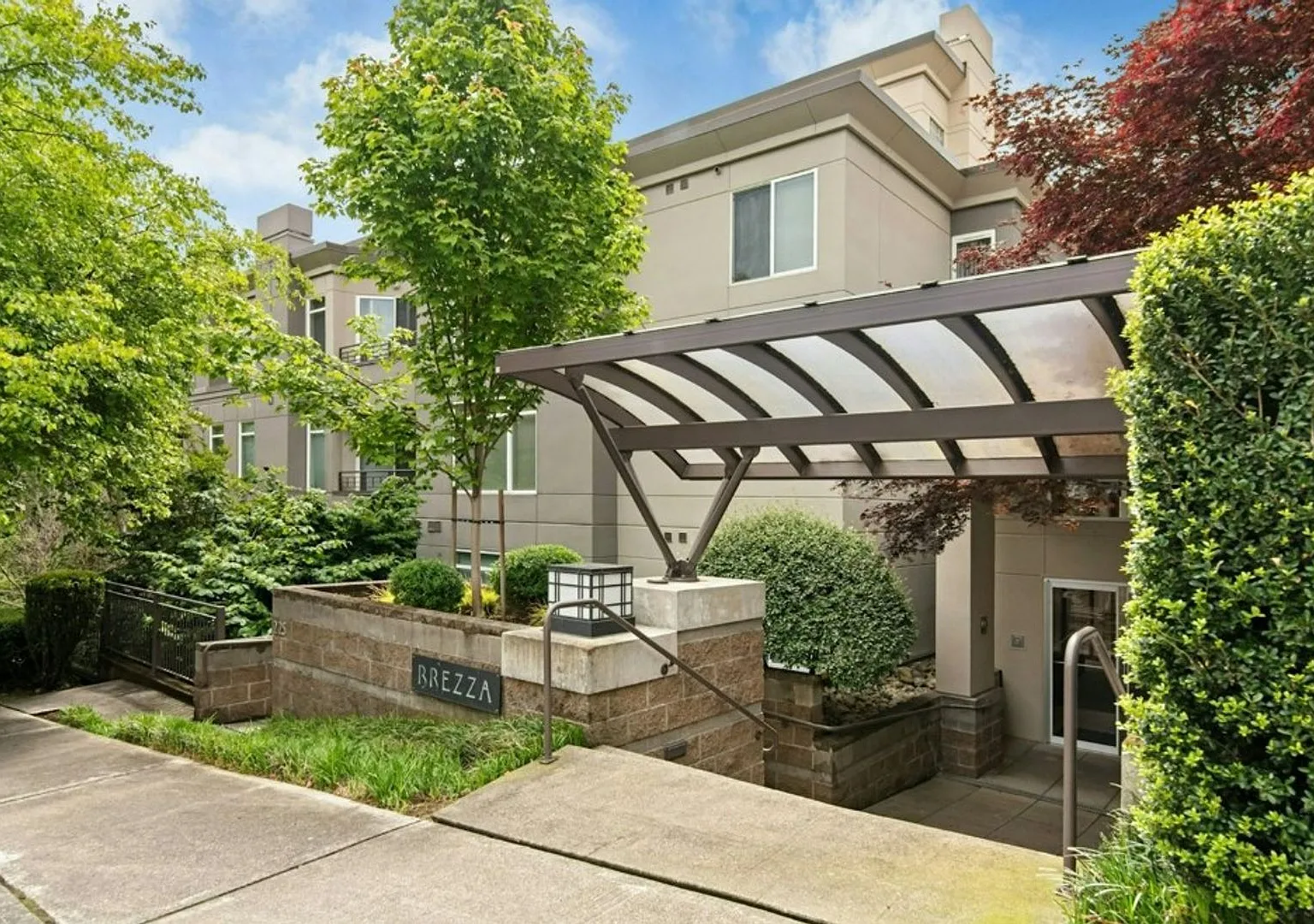 1bd/1.5ba Kirkland Condo — Photo 1