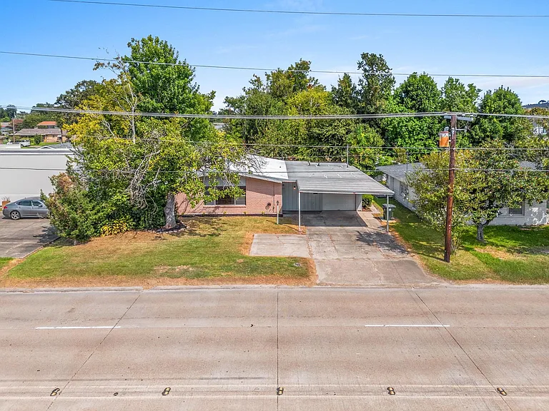 2215 Lake St — Photo 1