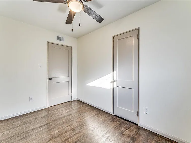 2542 N Erie Ave — Photo 10