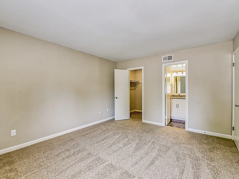 Woodshire Apartments — Photo 36