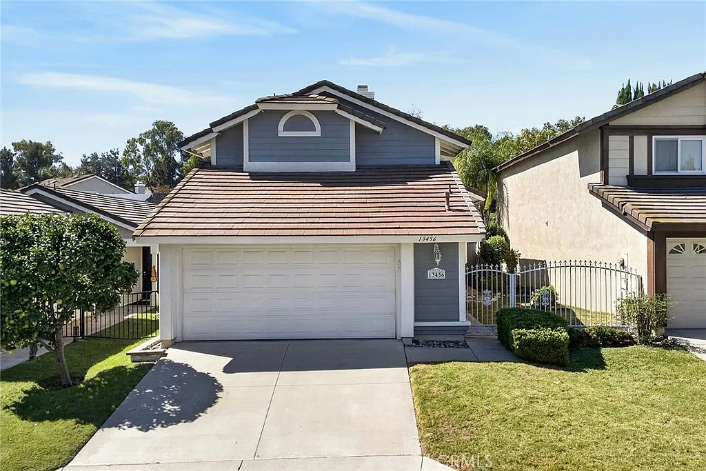 3 bed, 1321 sqft, $3,600 — Photo 2