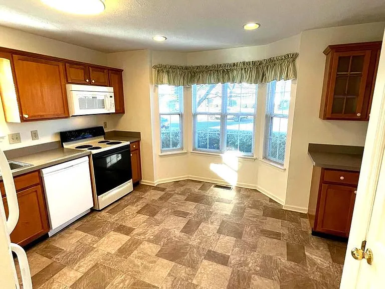2086 Cidermill Ln — Photo 4