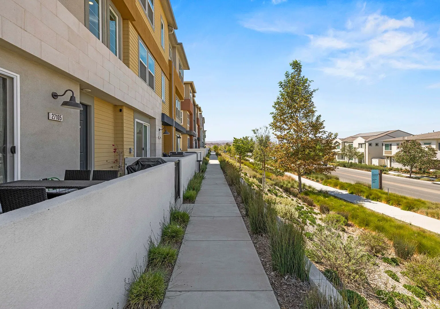 Modern Luxury Home with Scenic Views in Valencia's Five Points Community — Photo 3