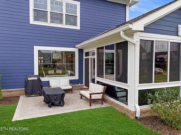 3rd image of 318 Buckhorn Way