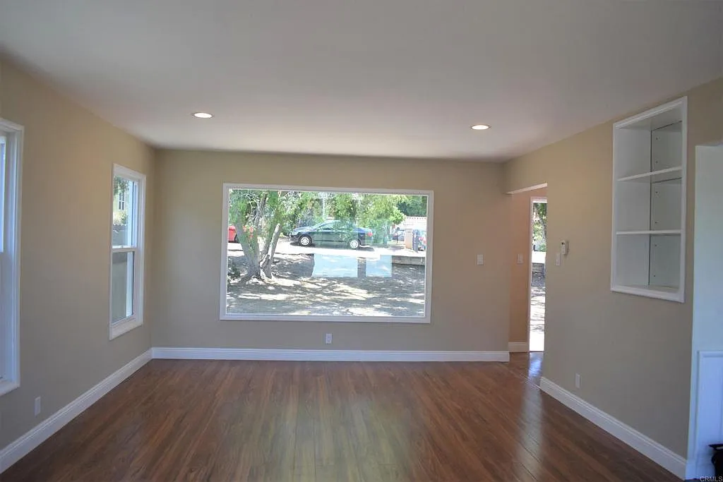 3 bed, 1100 sqft, $3,300 — Photo 2