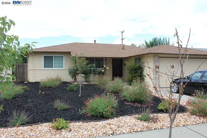 4667 Sloan St photo 1