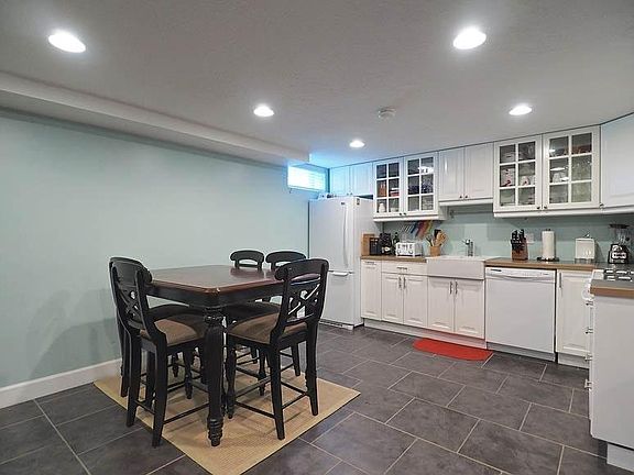 3rd image of 1076 E Luetta Dr